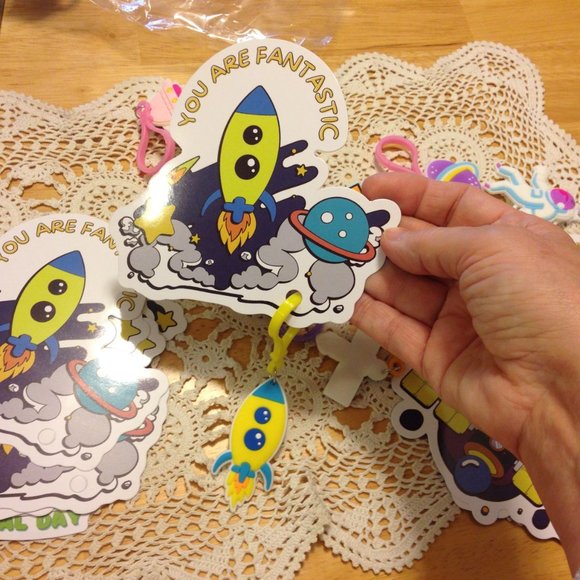 Valentine's Day Cards with gift keychains, spacemen, aliens and planets - Picture 3 of 10